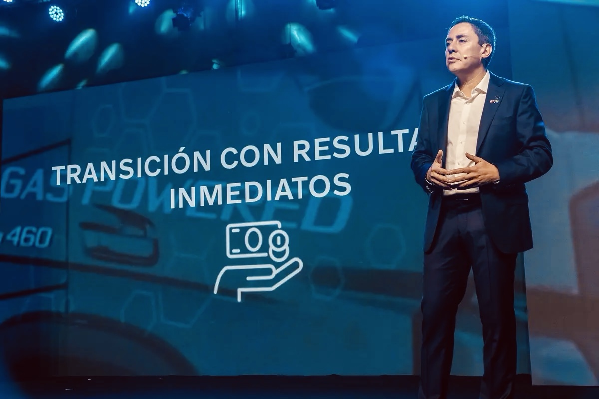 Mauricio Tapia exponiendo en un escenario